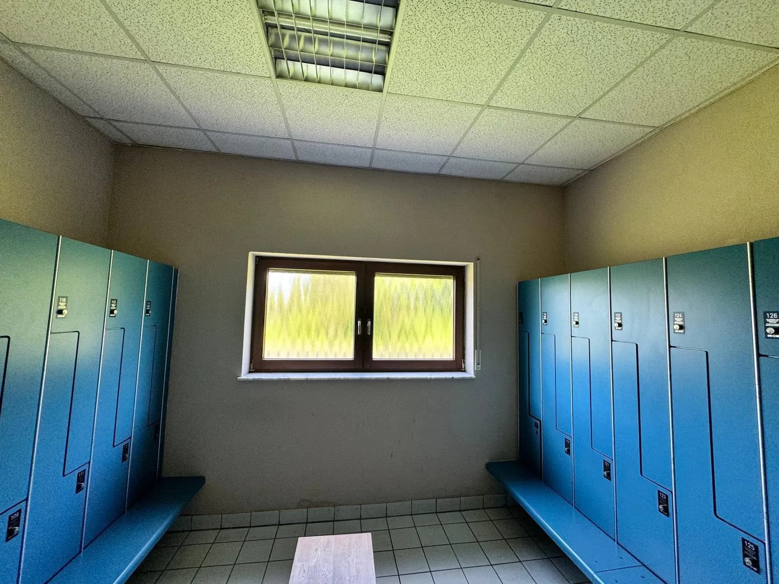 BA I - Eingang, Theke, Umkleiden und halbe Fitnesshalle in Eppingen