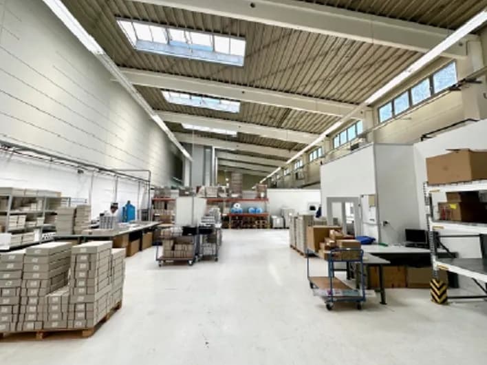 Produktions- und Lagerimmobilie mit Büroanteil – Umfahrbar, flexibel nutzbar, mit Sprinkleranlage in Pforzheim